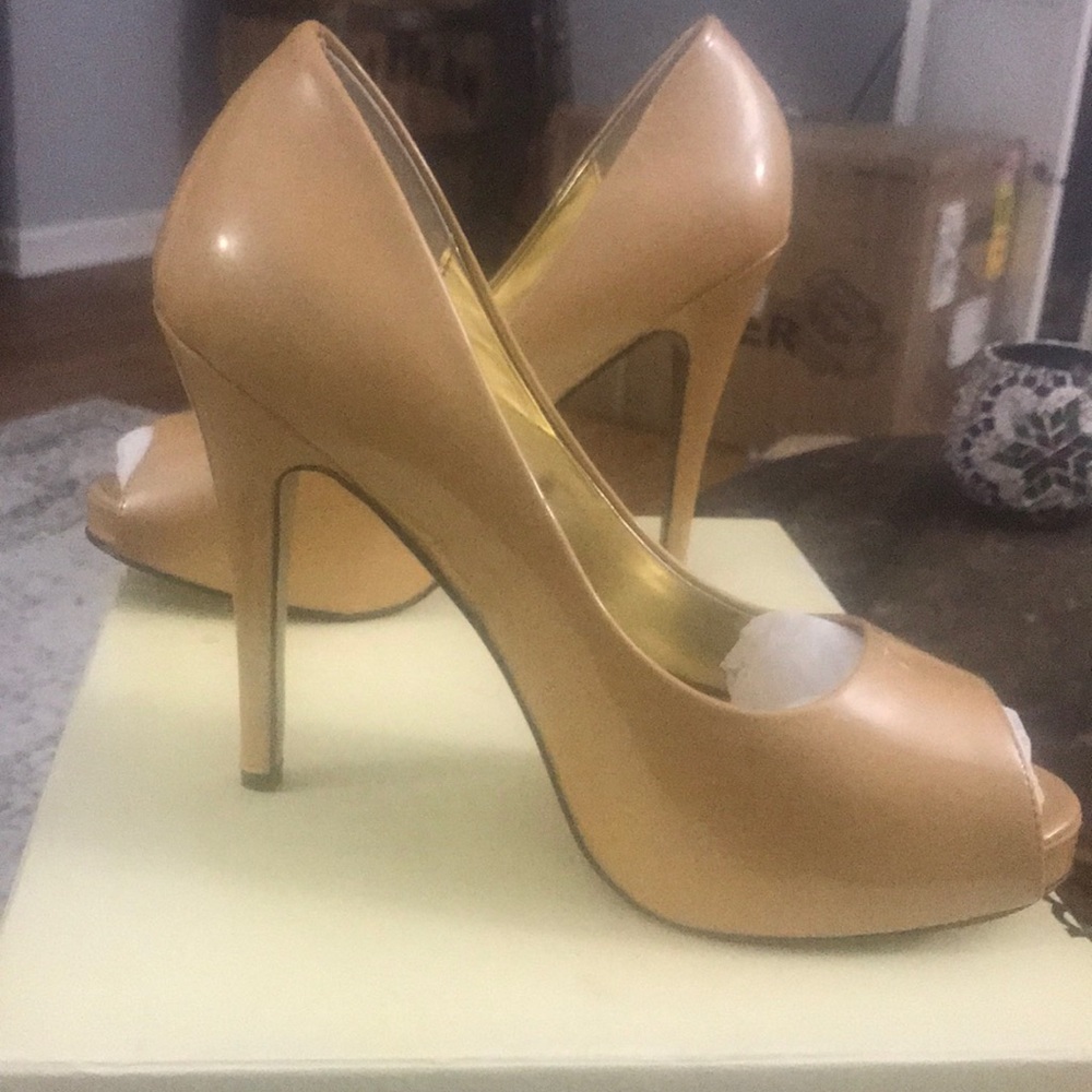 Martinez Valero-  sz 8,nude patent heels new